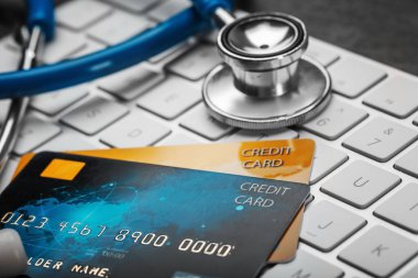 Steteskop ve kredi kartları bilgisayar klavye, portre