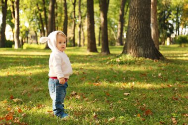 sonbahar Park'ta yürüyordunuz sevimli küçük kız