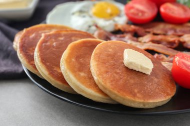 Lezzetli gözleme, domates, kızarmış yumurta ve domuz pastırması tablo ile plaka