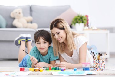 Anne oğluyla evde yerde yatarken süre boyama