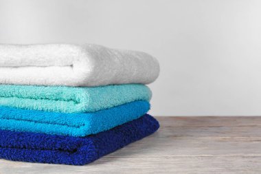 Açık renkli karşı masada temiz havlu