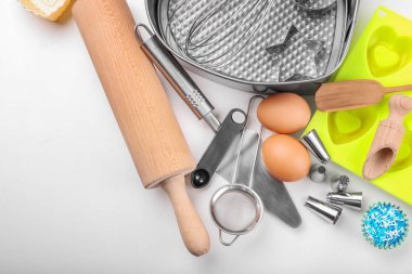 Beyaz arka plan üzerinde hamur işleri yemek pişirmek için mutfak eşyaları kümesi