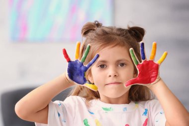 Boyalı elleri kapalı olan küçük kız