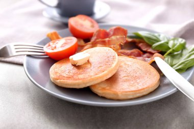 Krep, pastırma ve plaka üzerinde domates ile lezzetli breakfast