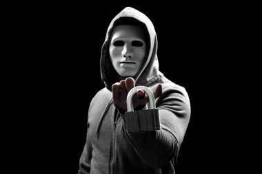 Koyu arka plan üzerinde kilit ile maskeli hacker