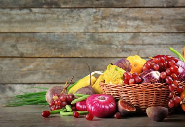 Pek çok farklı meyve ve sebze ahşap arka plan üzerinde