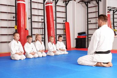 Küçük çocuklu erkek karate dersi Dojo'da