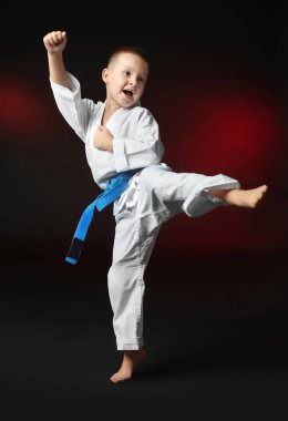 Küçük çocuk karate koyu arka plan üzerinde pratik