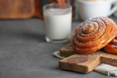 Tatlı tarçın ile ahşap tahta masada rulo