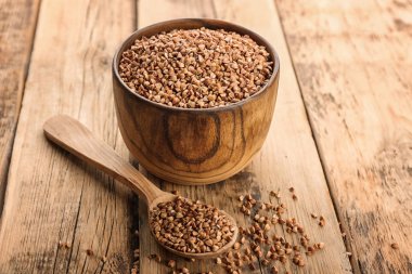 Kase ve kaşık masa üzerinde ham buğday ile