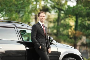 Adam araç açık havada yakınındaki formal giyim ayakta