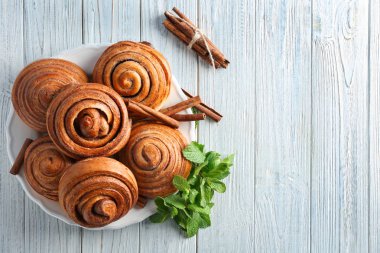 Masada lezzetli tarçınlı çörek ile plaka