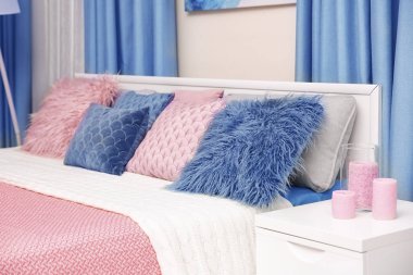 Odadaki yastıklar ile rahat yatak