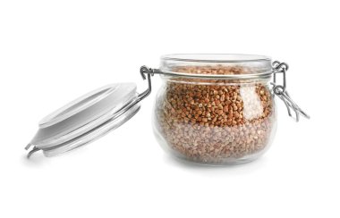 Beyaz arka plan üzerinde ham buğday ile jar