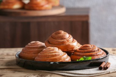 Plaka tatlı tarçın ile masaya rulo
