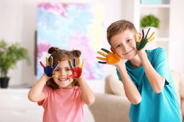 Küçük çocuklar evde boyalı ellerle