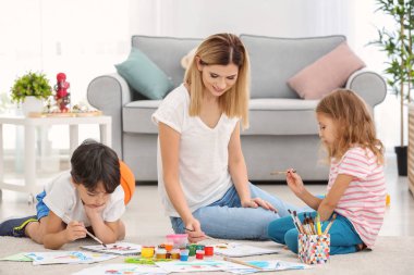 Kapalı yerde otururken boyama çocuk anne