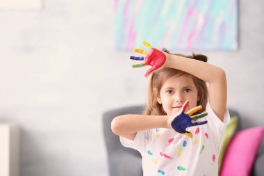 Boyalı elleri kapalı olan küçük kız