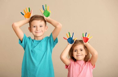 Açık renkli boyalı ellerle küçük çocuklar