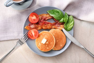 Krep, pastırma ve plaka üzerinde domates ile lezzetli breakfast