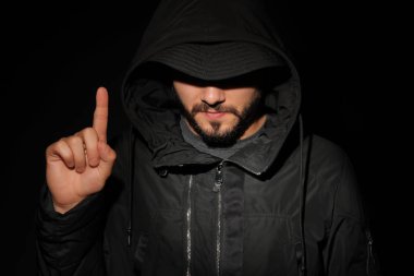 Koyu arka plan karşı sanal ekran düğmeye hacker