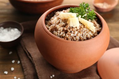 Tablo üzerinde pişmiş buğday ile pota