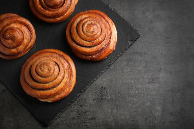 Masanın üstüne tatlı tarçın ile kayrak plaka rulo