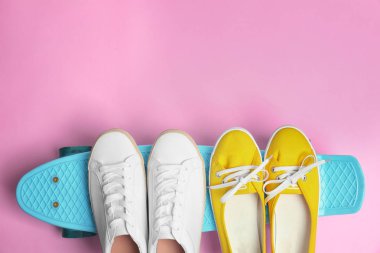 Renk arka plan üzerinde kaykay ile kadın spor ayakkabı