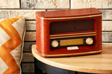 Radyo alıcısı odasındaki masada retro tasarımı ile