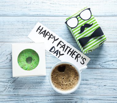 Ahşap arka plan üzerinde Babalar günü için hediyeler ile kompozisyon