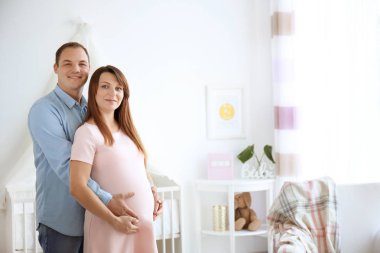 Evdeki mutlu genç çift