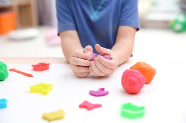 Küçük çocuk bakım modelleme playdough meşgul