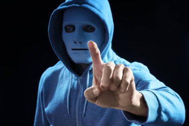 Koyu arka plan karşı sanal ekran düğmeye hacker