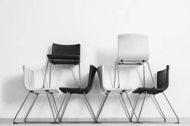 Işık duvarının yakınında modern sandalye ile kompozisyon