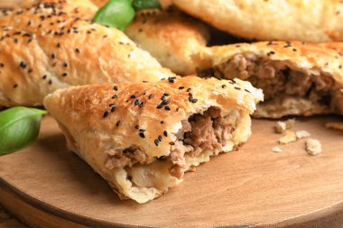 Lezzetli et samosa ahşap tahta, closeup üzerinde
