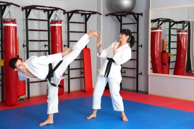 Genç adam ve kadın karate Dojo'da pratik