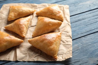 Samosa ahşap masa üzerinde pişmiş Delicious
