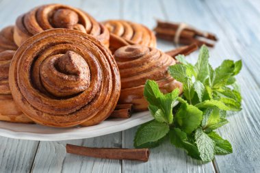Masada lezzetli tarçınlı çörek ile plaka