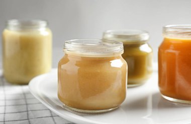 Kavanoz sağlıklı bebek maması tablo ile