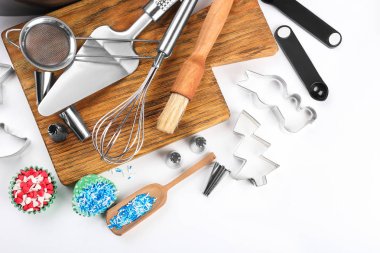 Beyaz arka plan üzerinde hamur işleri yemek pişirmek için mutfak eşyaları kümesi