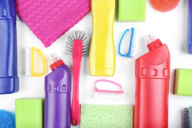 Beyaz arkaplanda temizlik malzemeleri