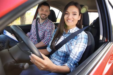 Genç kadın ehliyet sınavını geçti