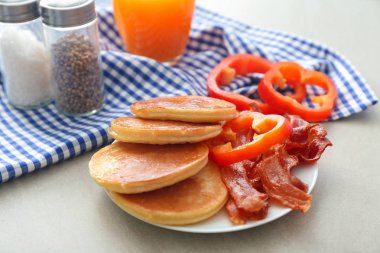 Lezzetli gözleme, biber ve masada kızarmış domuz pastırması ile plaka