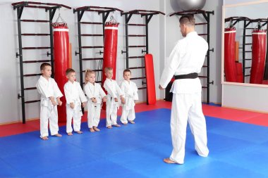 Erkek karate öğretmen Dojo'da küçük çocuk eğitimi