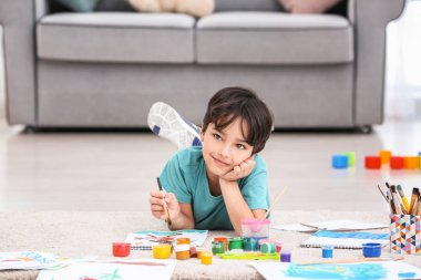 Küçük çocuk kapalı yerde yatarken süre boyama