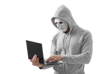 Beyaz arka plan üstünde laptop ile profesyonel hacker