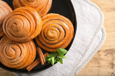 Plaka tatlı tarçın ile masaya rulo