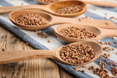 Tahta kaşıklar masada ham buğday ile