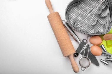Beyaz arka plan üzerinde hamur işleri yemek pişirmek için mutfak eşyaları kümesi