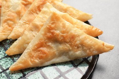 Plakalı gri arka planda, closeup lezzetli samosas